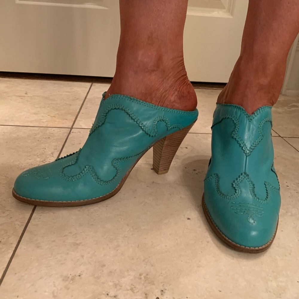 Jessica Simpson mules